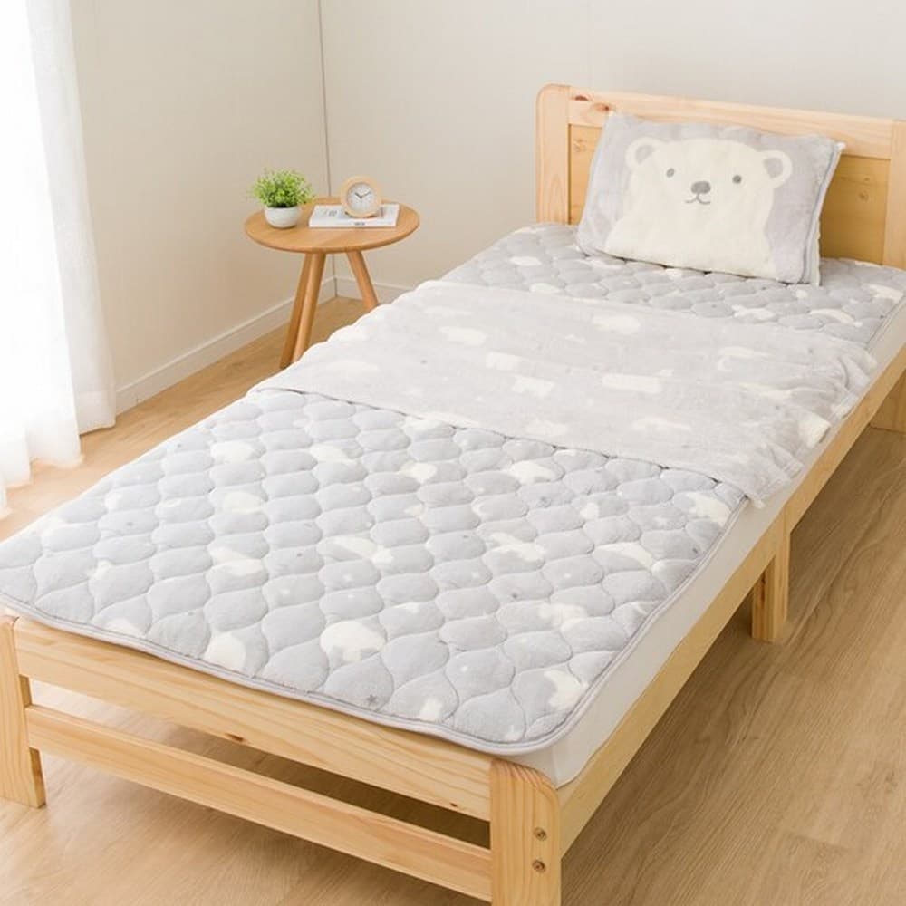 孩童蓋毯 北極熊